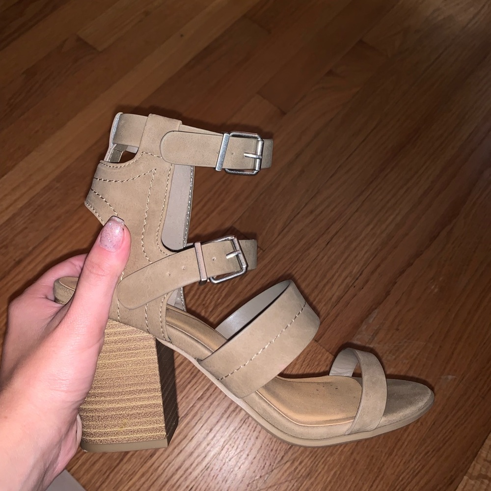 Tan heels - Picture 2 of 2